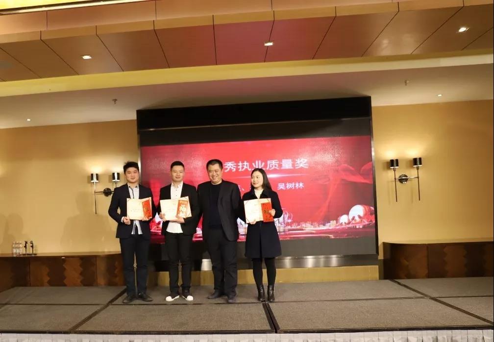 华体会官方端网站登录入口篇|凝心聚力谱新篇，砥砺奋进铸辉煌！